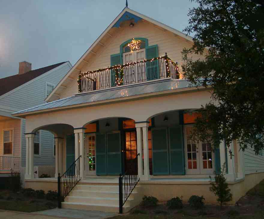 Pensacola:-Seville-Historic-District:-525-East-Romana-Street_02.jpg:  christmas decorations, star, garland