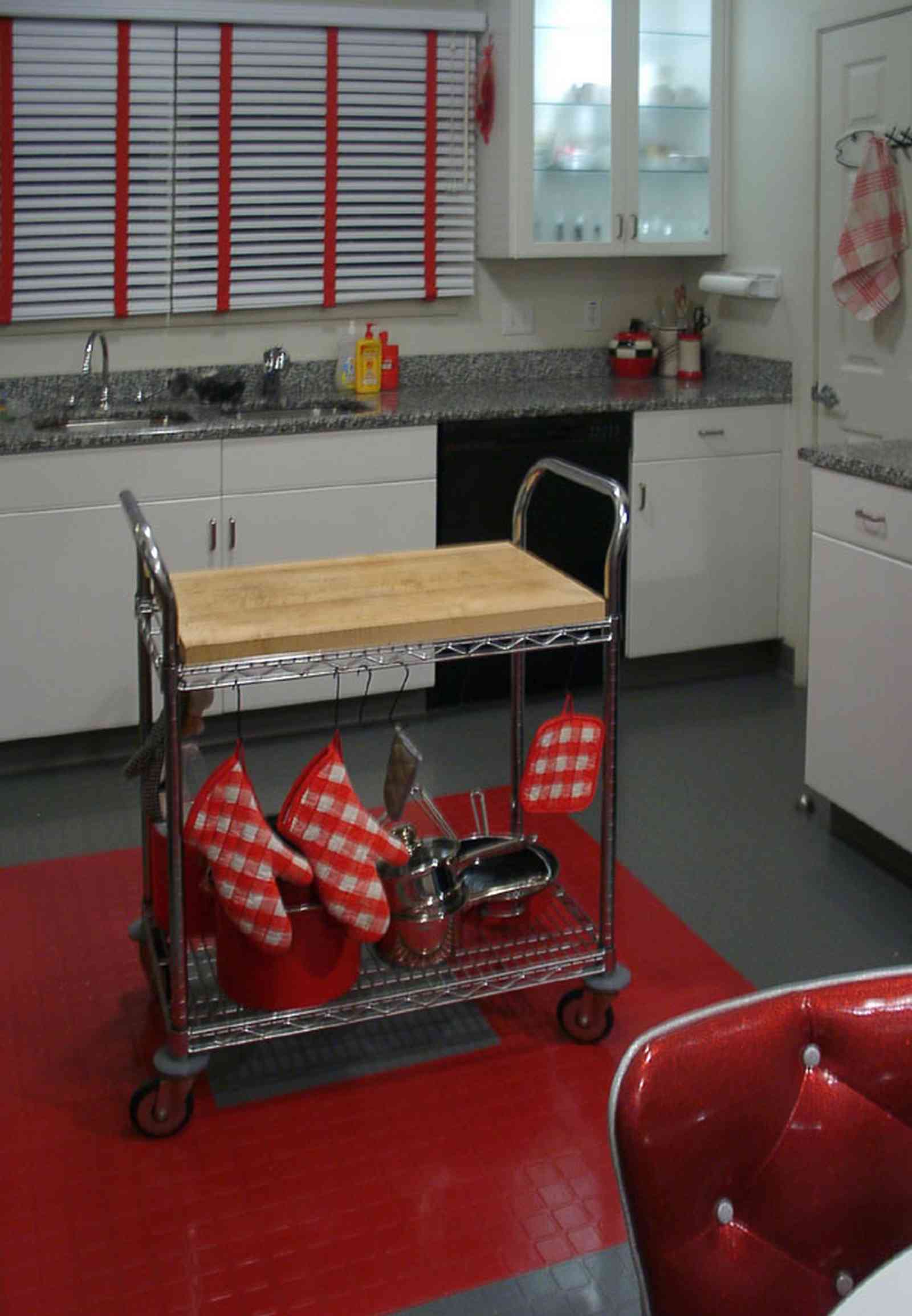 Pensacola:-Seville-Historic-District:-529-East-Government-Street_20.jpg:  kitchen, rubber floor tiles, island cart, venitan blinds