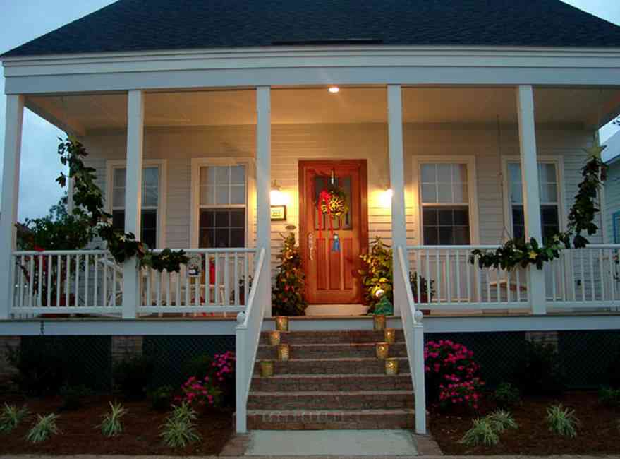 Pensacola:-Seville-Historic-District:-537-East-Romana-Street_03.jpg:  christmas decorations, porch, garland, candles