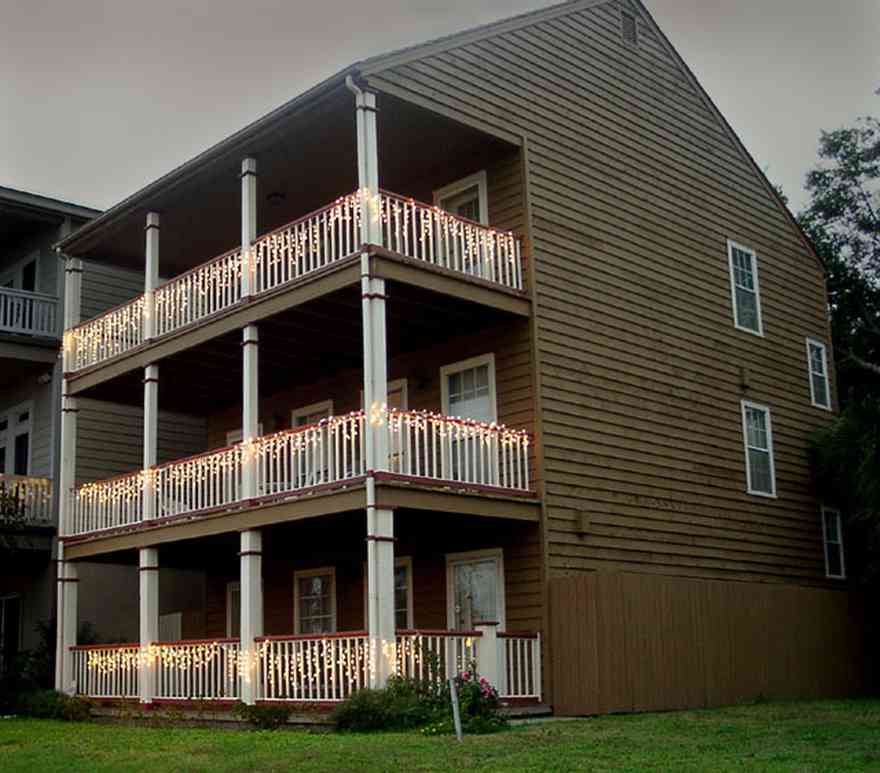 Pensacola:-Seville-Historic-District:-605-Crown-Cove_02.jpg:  christmas decorations, garland