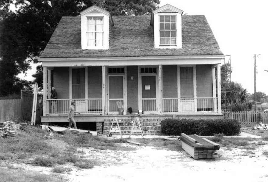 Pensacola:-Seville-Historic-District:-660-East-Government-Street_00.jpg:  gulf coast cottage, dormer window, wood shingle roof, shake roof, victorian house, preservation