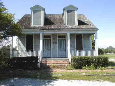 Pensacola:-Seville-Historic-District:-660-East-Government-Street_01.jpg:  four-square georgian house, shake roof, shingle roof, preservation