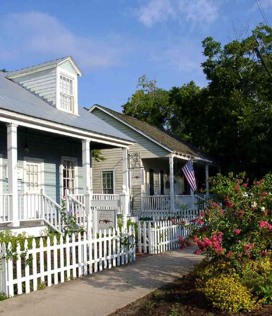 Pensacola:-Seville-Historic-District:-Estate-Jewelry_01.jpg:  porch, victorian cottage, gulf coast cottage, dormer, picket fence, antique dealer, jewlery dealer, 