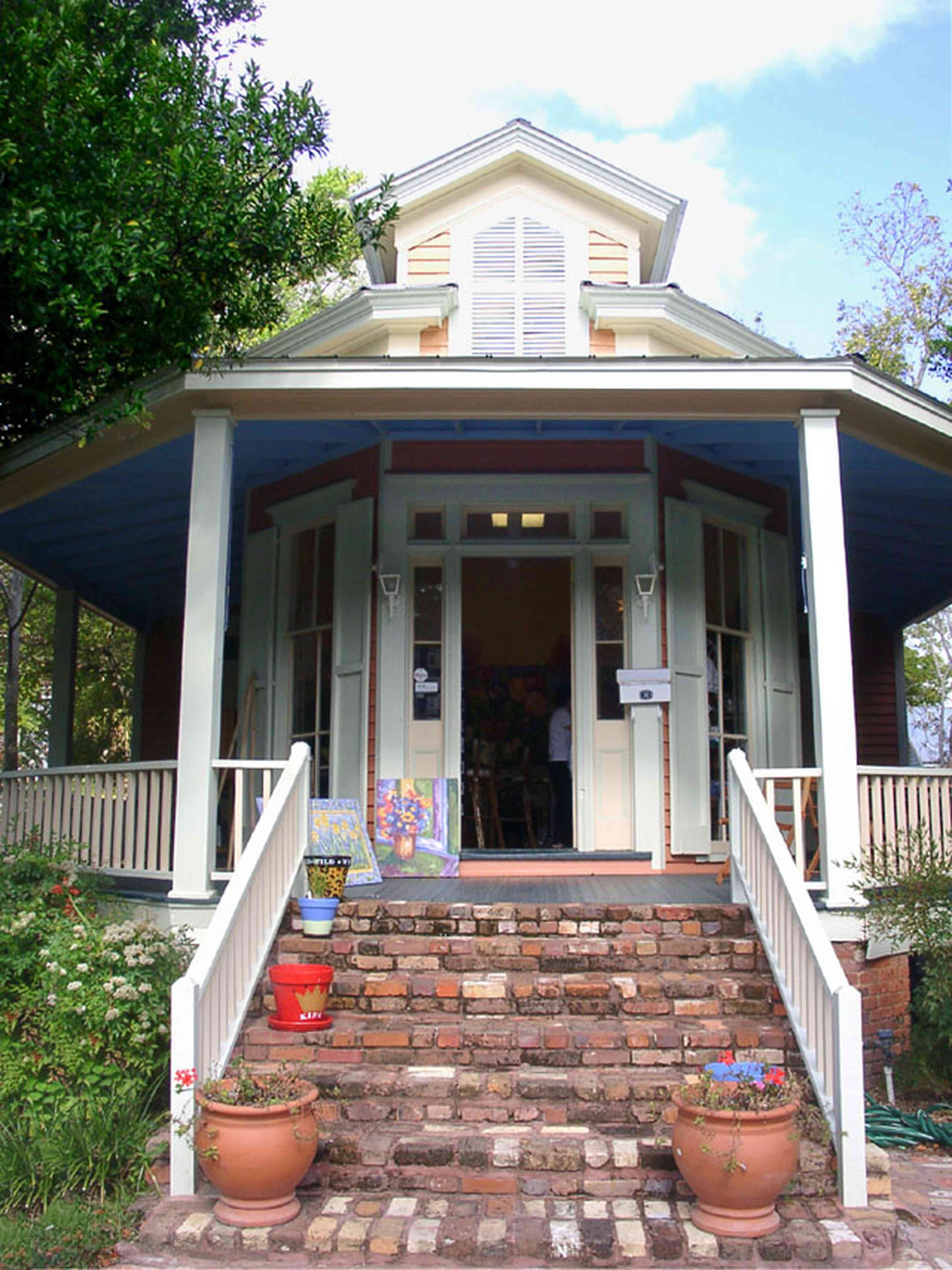 Pensacola:-Seville-Historic-District:-In-Detail_01.jpg:  steamboat house, victorian house, ghost ceiling, brick steps, victorian front porch, seville historic district