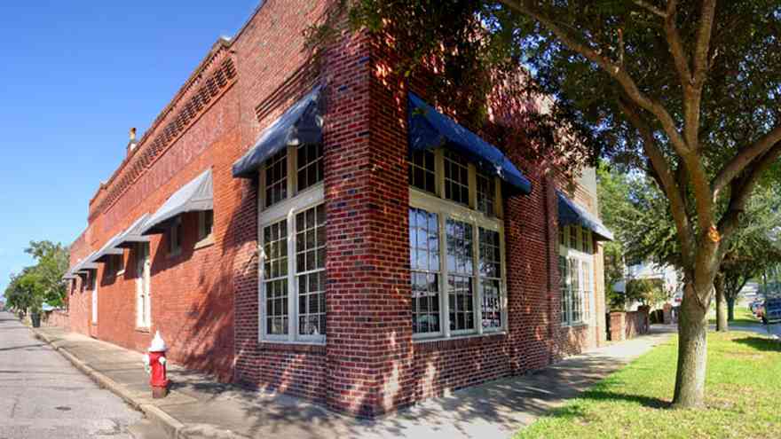Pensacola:-Seville-Historic-District:-Institute-For-Human-And-Machine-Cognition_02.jpg:  corner grocery, oak tree