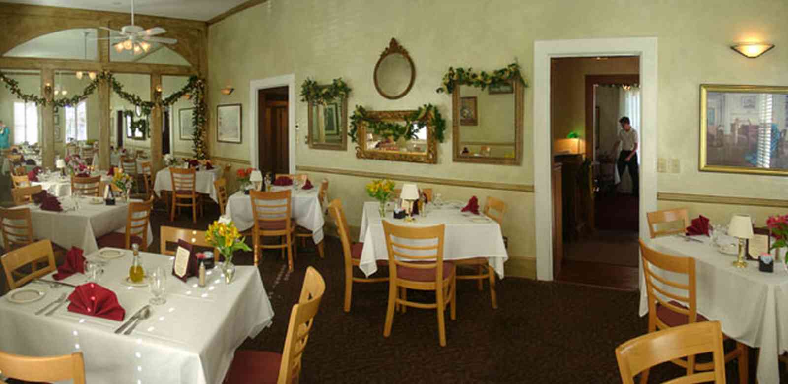 Pensacola:-Seville-Historic-District:-Jamies-Restaurant_23.jpg:  fine dining, haute cuisine, linen and crystal, christmas decorations