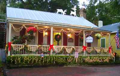 Pensacola:-Seville-Historic-District:-Lisa-Minshew-Attorney_02.jpg:  gulf coast cottage, historic district, christmas decorations, garland, deer