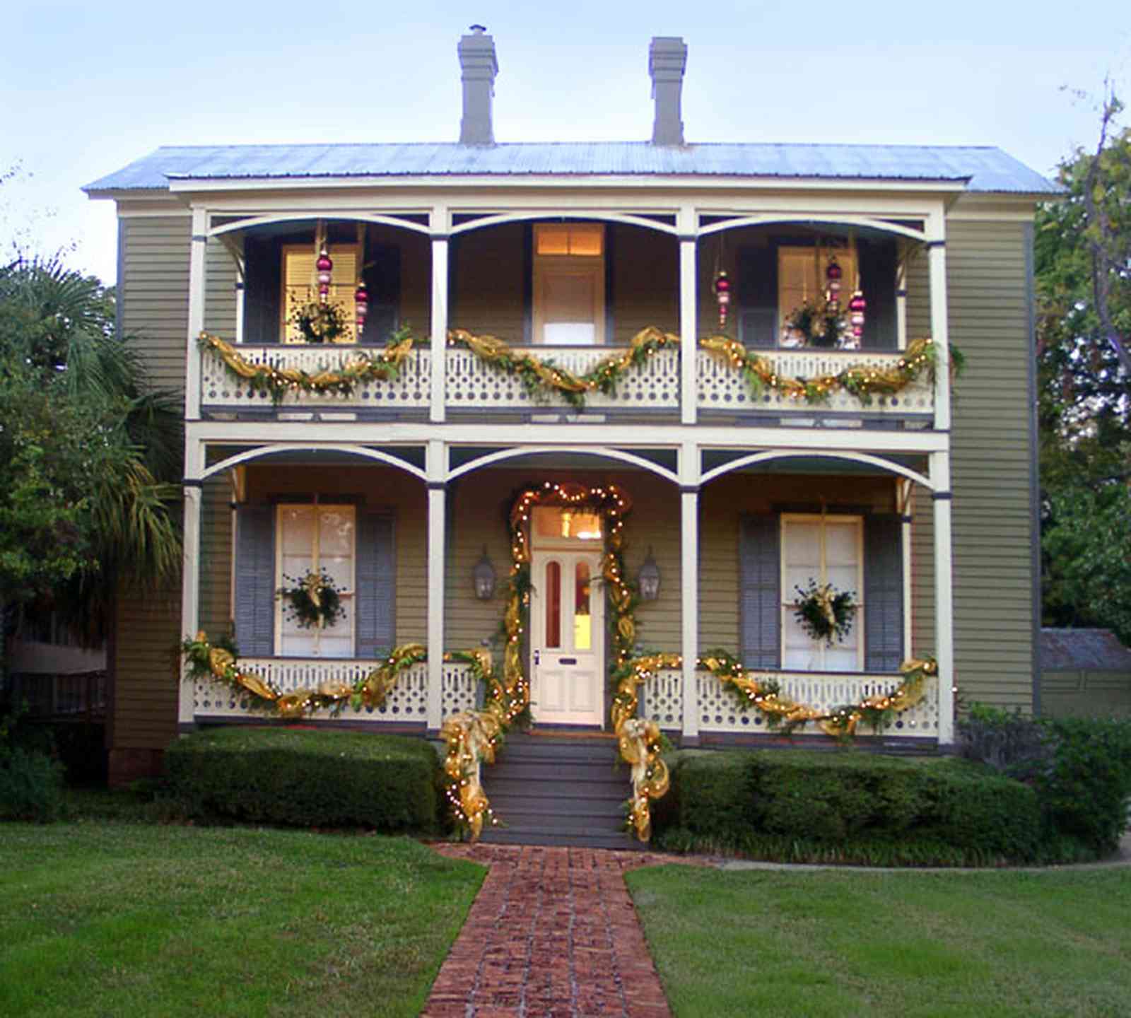 Pensacola:-Seville-Historic-District:-Power-Plus-Electric_05.jpg:  garland, christmas decorations, wreath, christmas lights