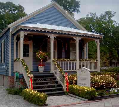 Pensacola:-Seville-Historic-District:-Rodney-L.-Rich-And-Company_06.jpg:  christmas decorations, bows, garland, wreath