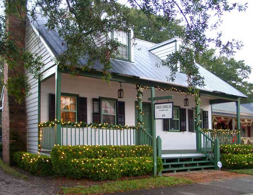 Pensacola:-Seville-Historic-District:-Sherrill-And-Sherrill,-P.A._02.jpg:  christmas decorations, garland