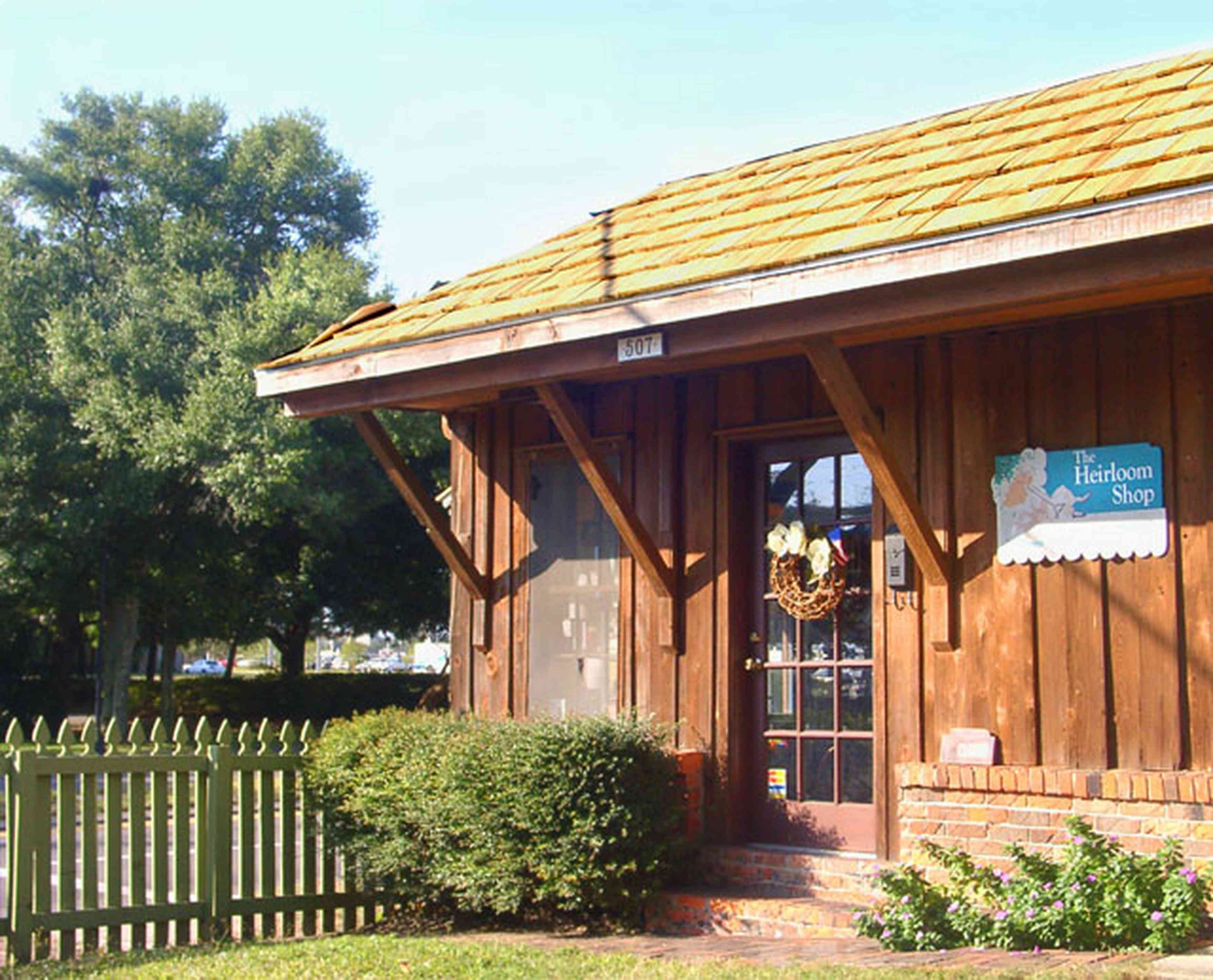 Pensacola:-Seville-Historic-District:-The-Heirloom-Shop_01.jpg:  state of florida building, picket fence
