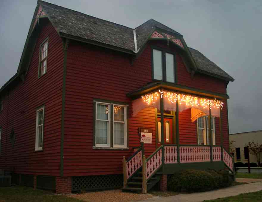 Pensacola:-Seville-Historic-District:-Todays-Homes-Of-Northwest-Florida_02.jpg:  christmas decorating, garland