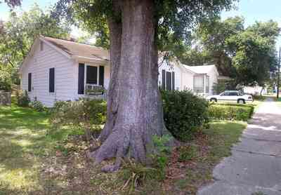 Sanders-Beach:-809-South-I-Street_01.jpg:  pensacola bay, oak tree, crepe myrtle tree, beach, oak tree, sidewalk, cottage,recreational area