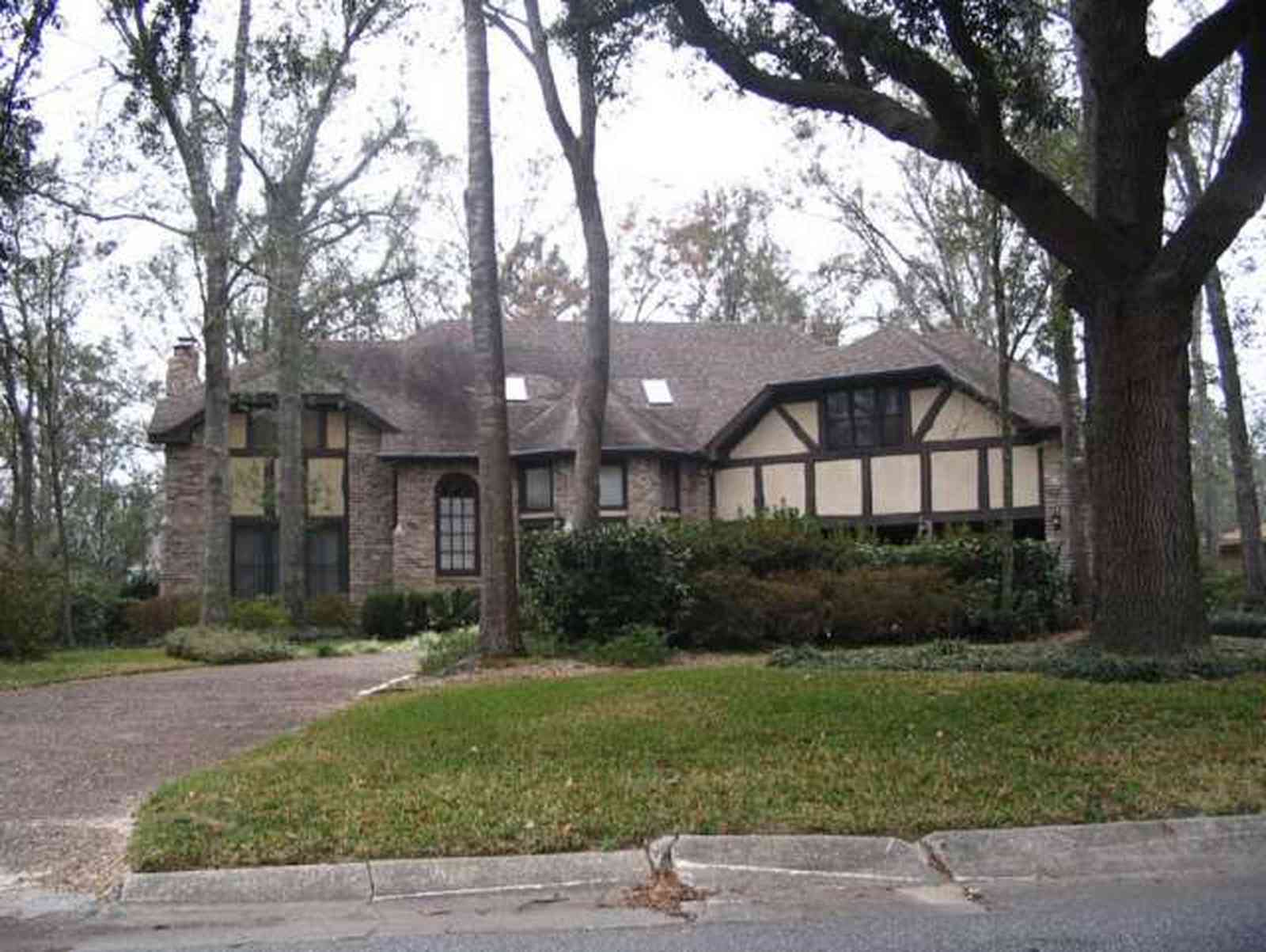 Scenic-Hills_01.jpg:  homes, large, grass, tudor, oak trees, scenic hills, upper class