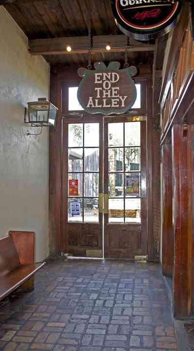 Seville+Quarter-End+of+Alley+patio_01.jpg:  