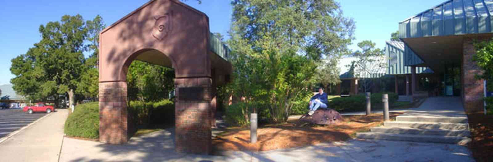 University-Of-West-Florida:-Campus_01.jpg:  university, campus, students, arch