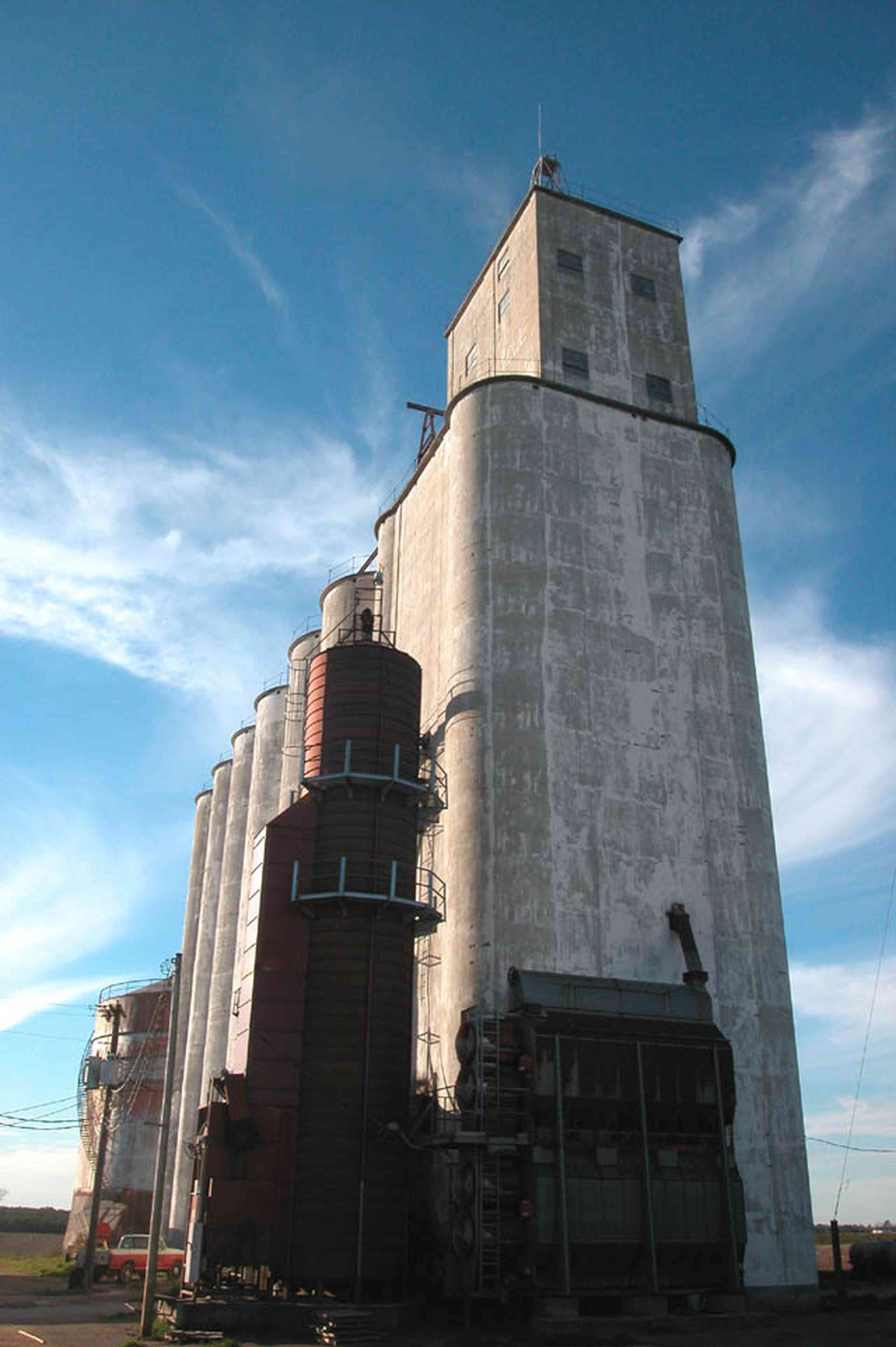Walnut-Hill:-Escambia-Grain-Corp_04.jpg:  grain elevator, corn, wheat, soybeans, fertilizer, storage bins, agricultural sales