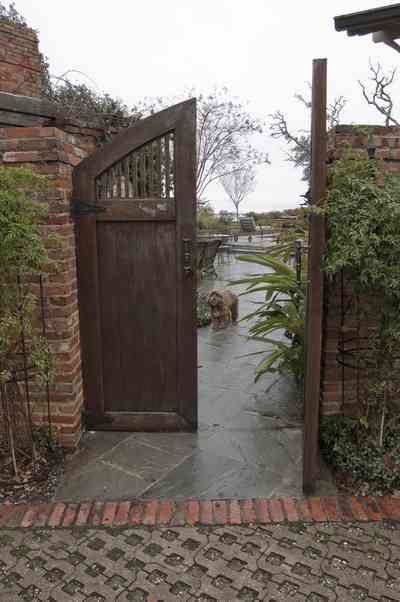 01-05-11-225+chipley+ave-gate+east+side_01.jpg:  