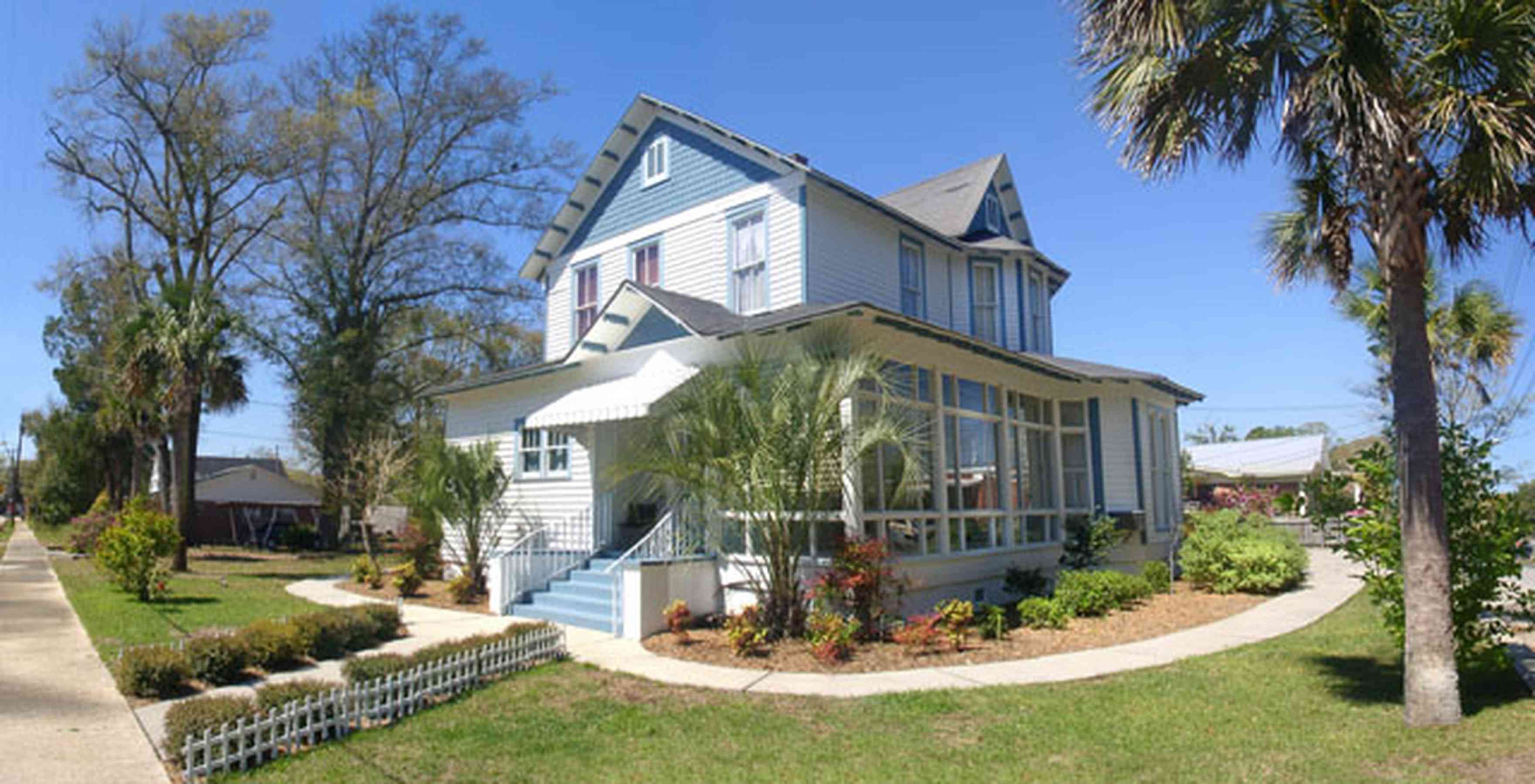 Milton:-Historic-District:-Oak-St-House_01.jpg:  fold victorian houme, palm tree