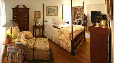 Pensacola:-Seville-Historic-District:-227-East-Intendencia-Street_15.jpg:  folk victorian house, 4 poster bed, heirloom quilt, foot stool