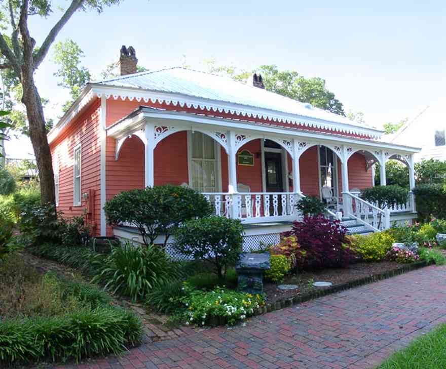 Pensacola:-Seville-Historic-District:-433-East-Zaragoza-Street_00.jpg:  creole cottage, victorian house