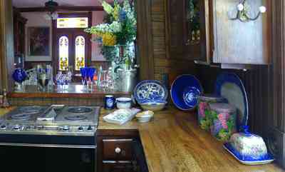Pensacola:-Seville-Historic-District:-433-East-Zaragoza-Street_36.jpg:  victorian house, electric stove, blue willow ware, snapdragons, kitchen, stained glass window